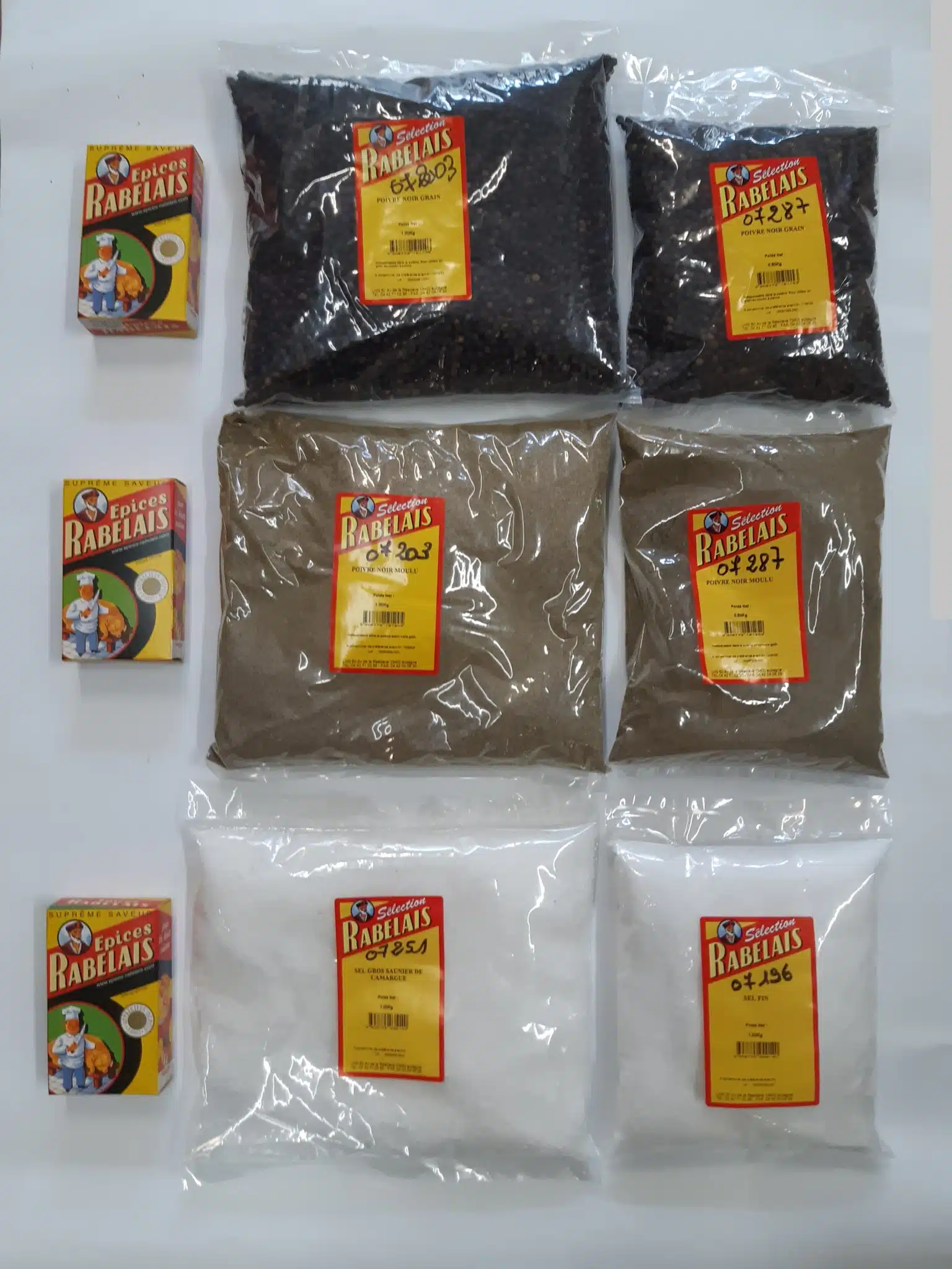Plusieurs paquets d'épices Rabelais: poivre noir en grains et moulu (1kg, 0.5kg), sel fin et gros de Camargue (1kg). Boîtes d'épices classiques.
