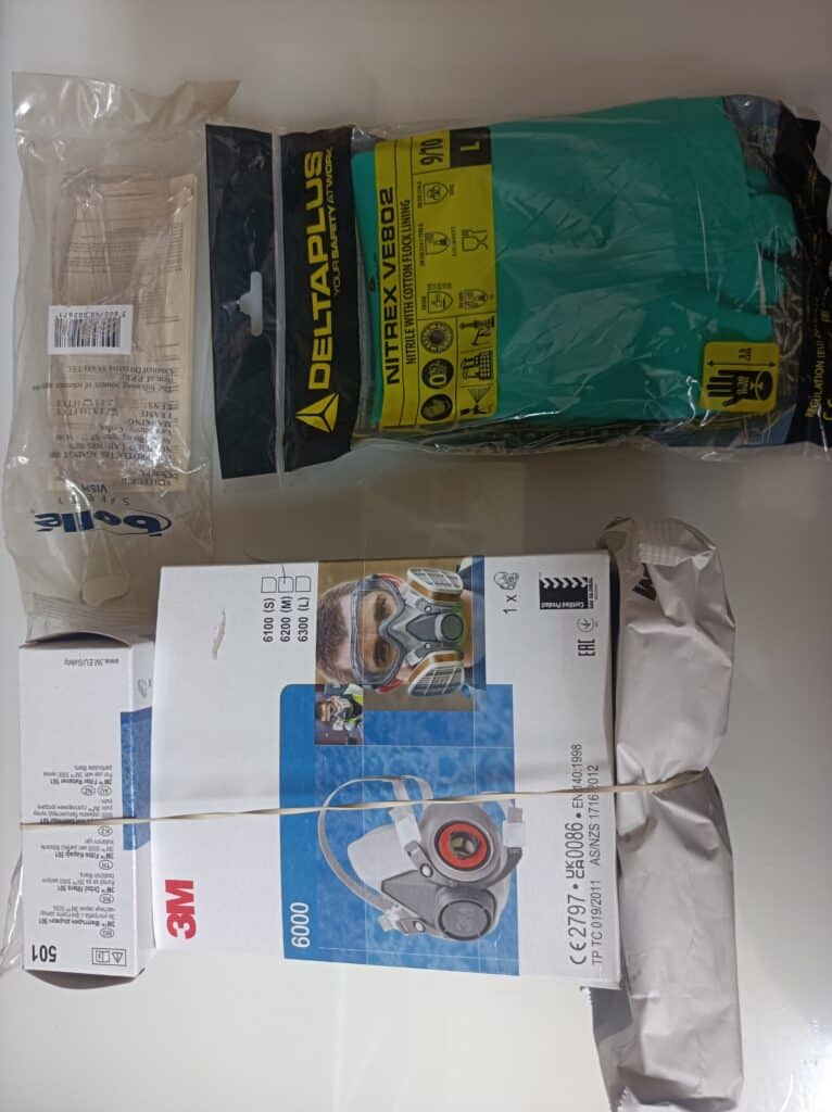 Équipement de protection individuelle (EPI): lunettes Bollé, gants Nitrex VE802 nitrile L et masque respiratoire 3M 6000 avec retenues 501.