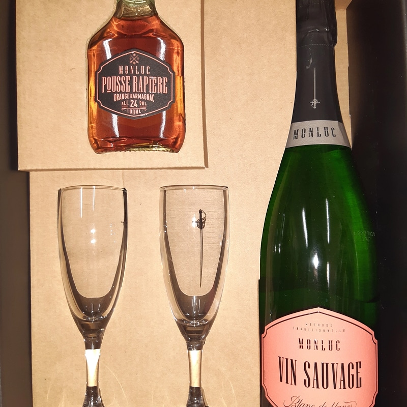 Coffret Monluc avec bouteille de Pousse Rapière Armagnac, Vin Sauvage effervescent et deux flûtes à rapière.