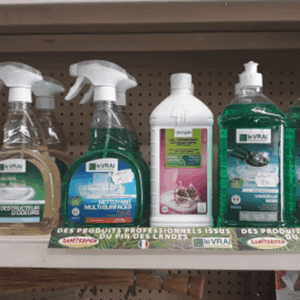 Produits d'entretien Le Vrai et Janson sur étagère : nettoyants multi-surfaces, destructeur d'odeurs, gel détergent. Produits professionnels du Pin des Landes.