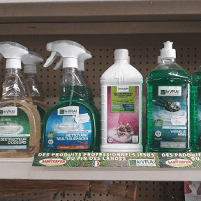 Produits d'entretien Le Vrai et Janson sur étagère : nettoyants multi-surfaces, destructeur d'odeurs, gel détergent. Produits professionnels du Pin des Landes.