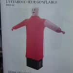 Guide utilisateur de l'effaroucheur gonflable Değer DBS-SC, figurine rouge à visage menaçant sur socle noir.