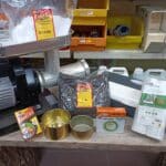 Équipement de mise sous vide, moulin à viande, sel de Camargue Rabelais, poivre, capsules Le Parfait et rouleaux sous-vide.